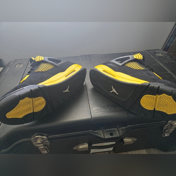 Air Jordan 4 Retro Thunder - Yellow/Black - Picture 3 of 5